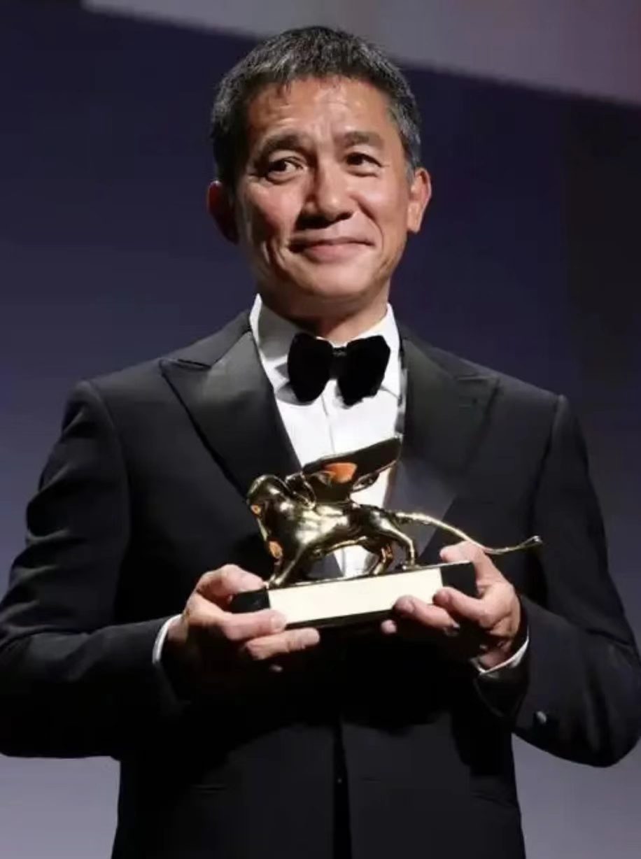 向太说梁朝伟是假社恐向太直言年轻人没资格社恐同样不爱热闹大不相同，年轻人遇事退缩