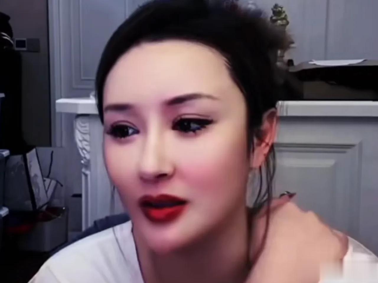 柚子君吐槽以前跟天奇炒作 ，他挣12万下播去酒吧  也不管我

柚子君说以前跟天