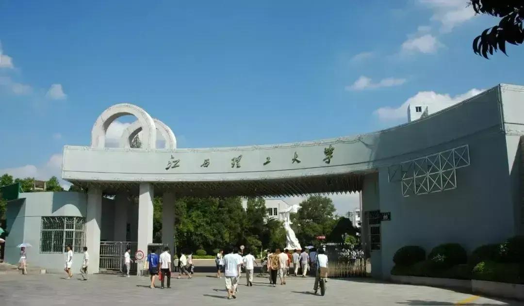 中国学生在自己土地上被外籍留学生“侵略”性殴打，这可是现代的中国，不是殖民时代的