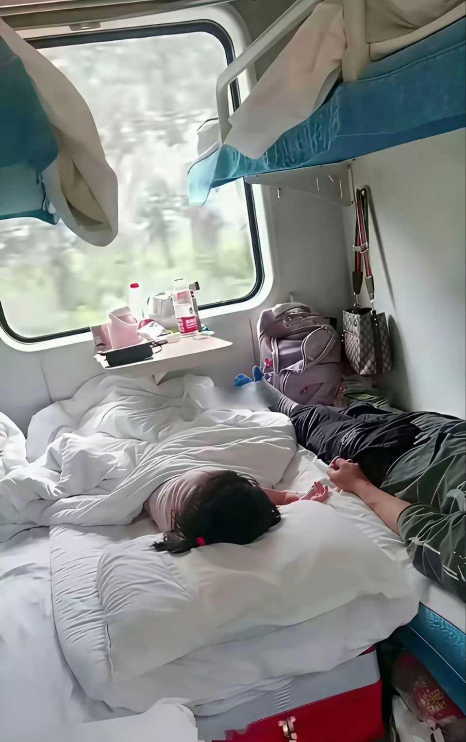 火车上这样真的好吗？不会影响到其他人吗 
