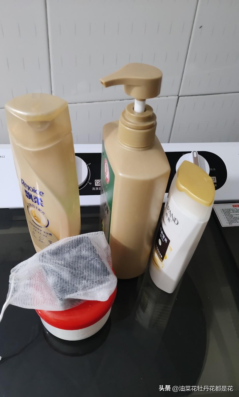 头上又红又痒的小疙瘩终于治好了。
头上长的这种小疙瘩真闹心，每到春天就发作。
开