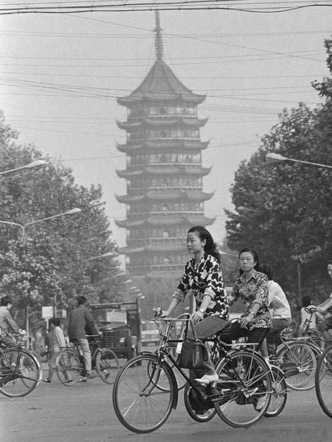 1984年，一个骑自行车的女孩路过苏州北寺塔，A girl rides a bi