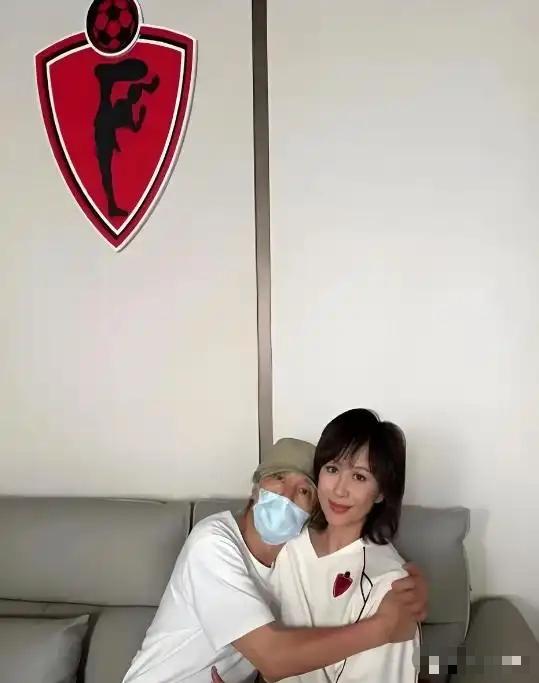 [太阳]62岁周星驰发白发自拍配文“继续努力”引全网心疼！《少林女足》一个镜头改