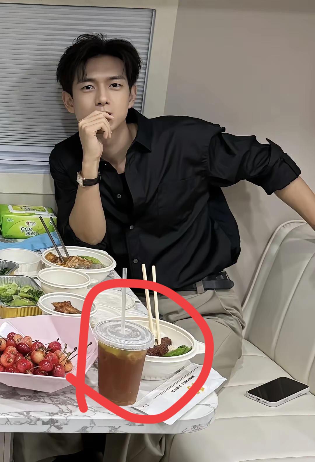 这么大的明星也吃外卖，真接地气，喝的是什么奶茶