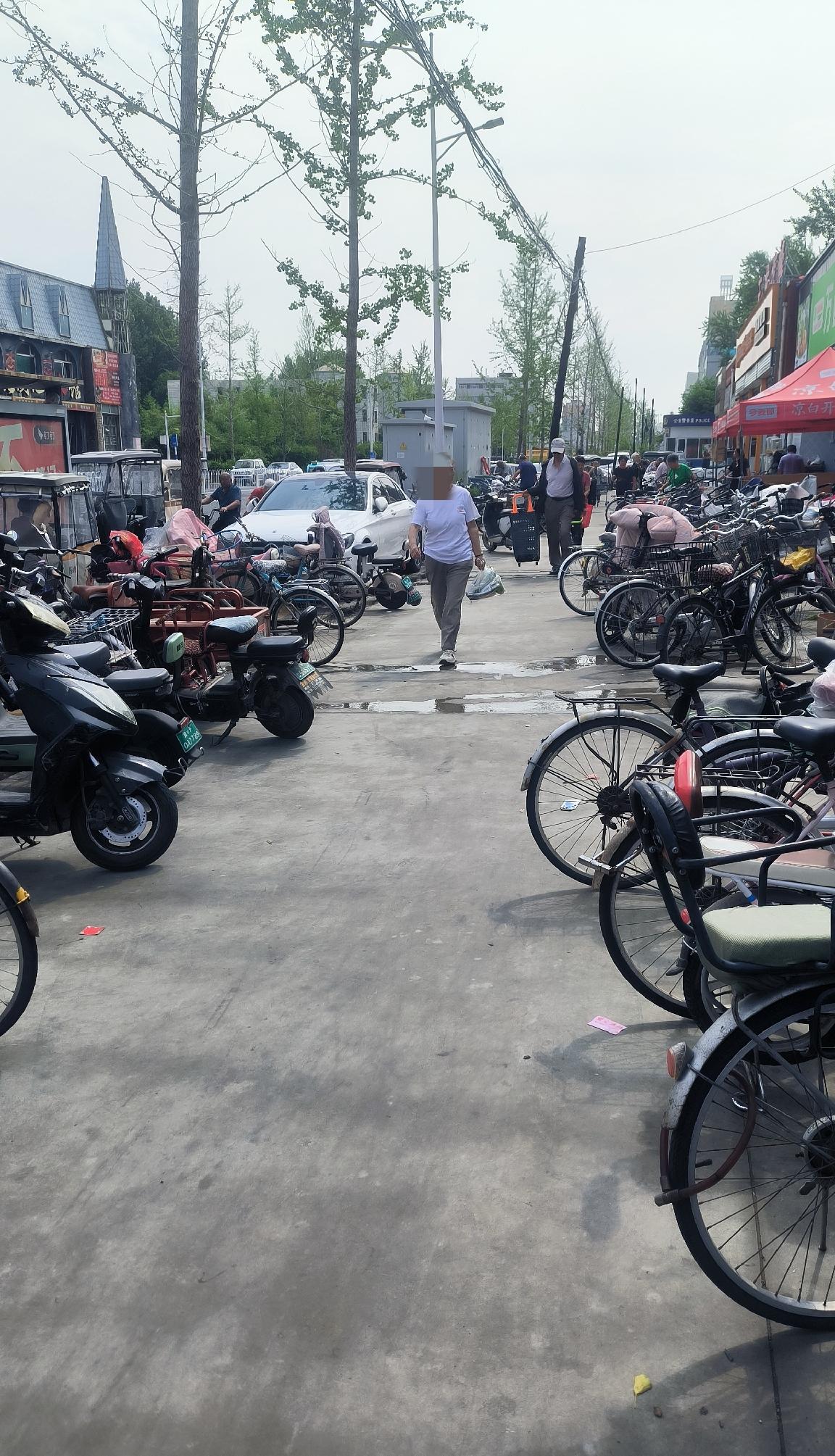 坐标保定盛兴路某社区超市

照片拍摄于早上十点左右，门前的自行车电动车长龙说明了