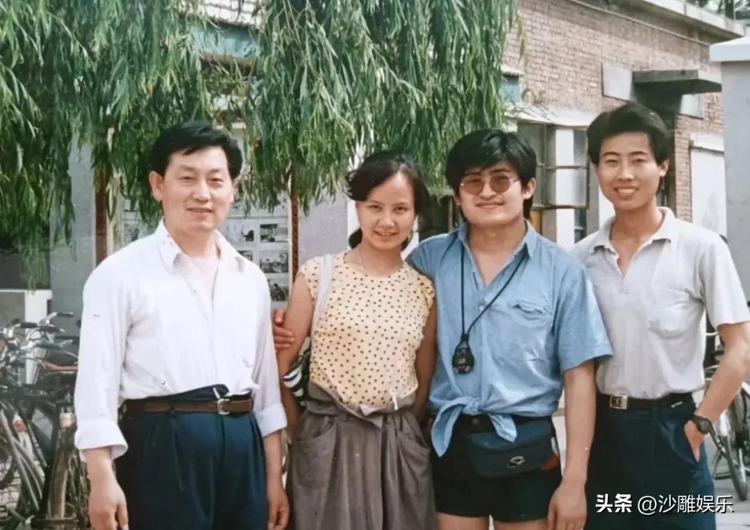 这是1988年刘欢新婚的两张老照片。

一张照片里的刘欢戴着墨镜，蓝色T恤配黑色