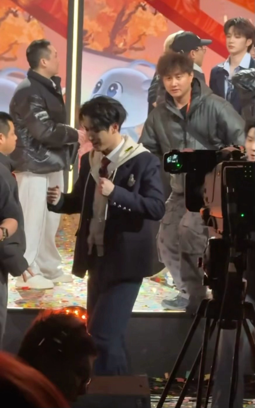 “辛苦啦辛苦啦…喔！” 扭着走着别提多开心这下班状态完全演我🥲 