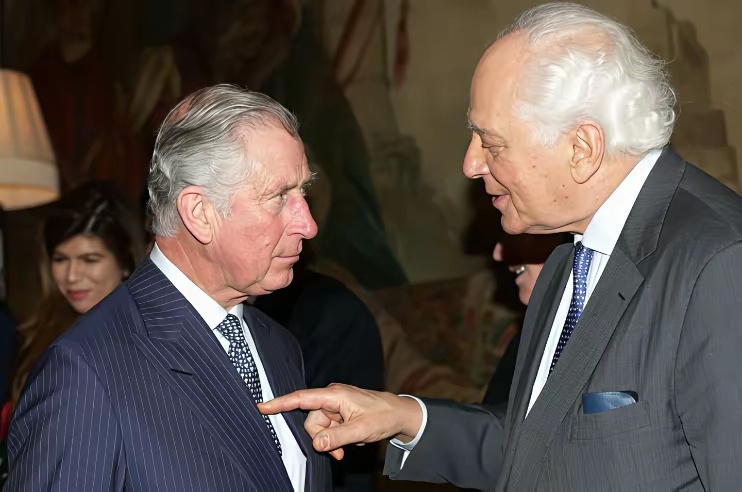 经典照片：罗斯柴尔德用手指戳着查尔斯王子——告诉他谁才是真正的王者。 