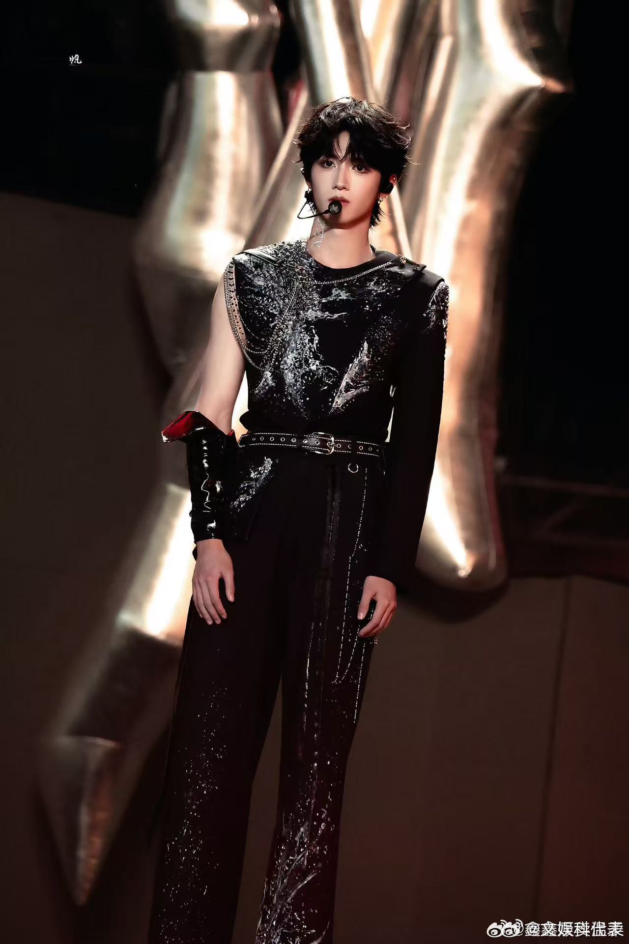 朱志鑫徐州演唱会生图朱志鑫二周年演唱会大屏的神徐州二周年演唱会现场抓拍，怼脸大屏