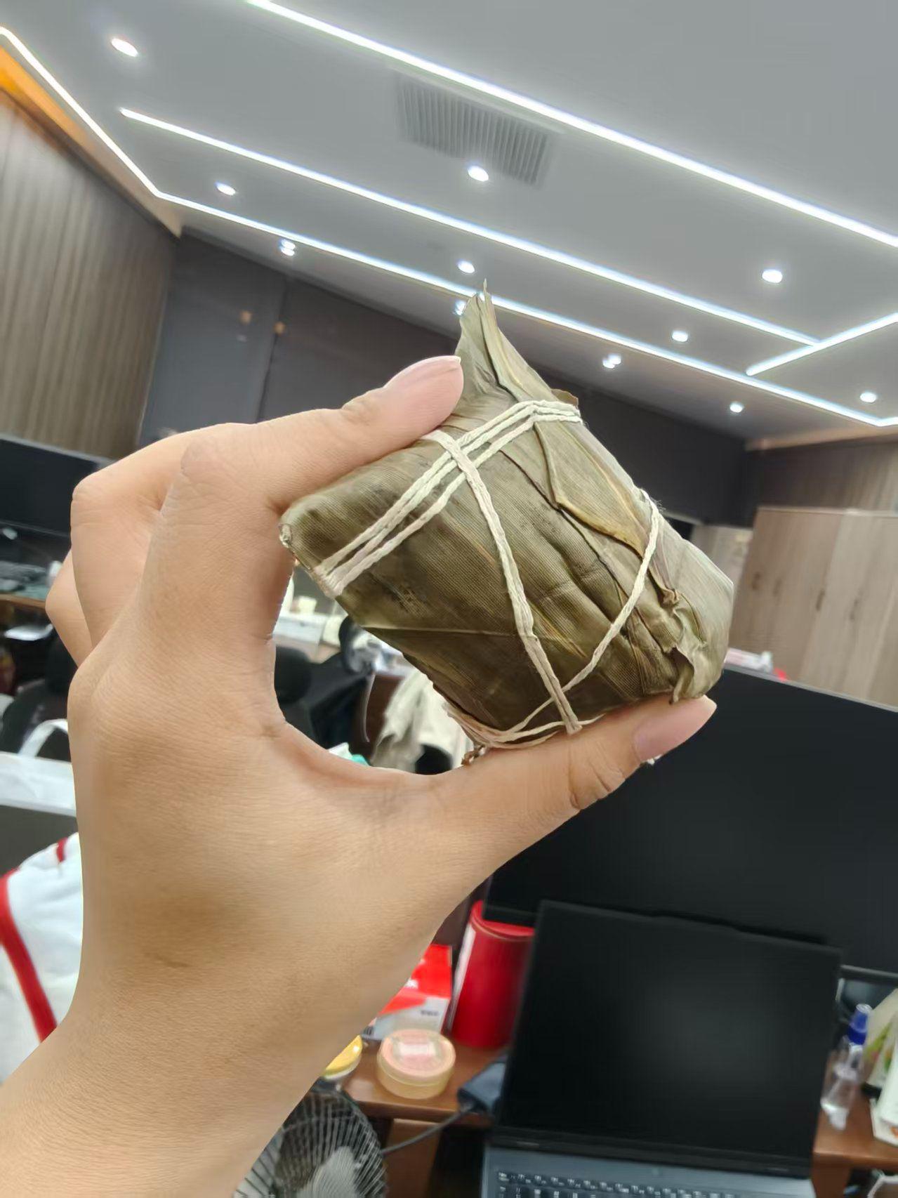 北京端午吃粽新花样今年冒出了很多创新粽子，巧克力粽、辣条粽、螺蛳粉粽，还有消食粽