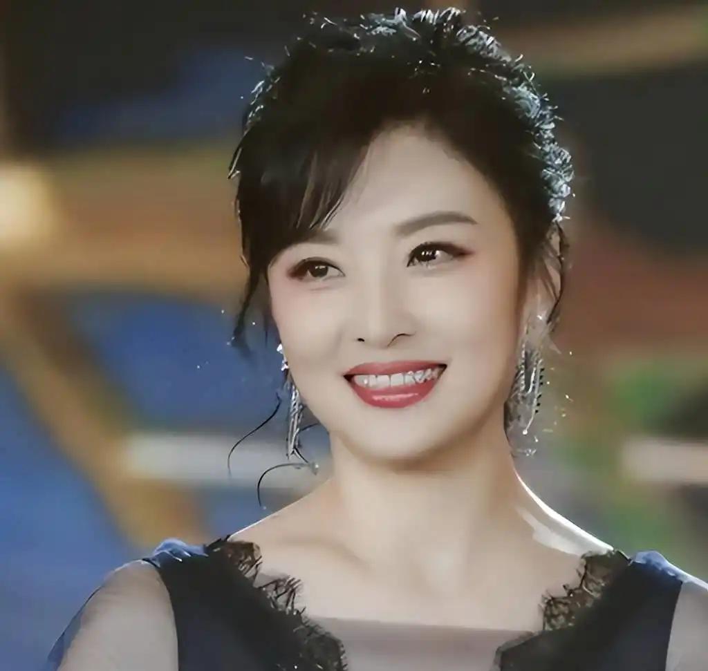 央视6位美女主持人，我觉得颜值最高的是周涛，李红虽然也长得很漂亮，但和周涛比起来