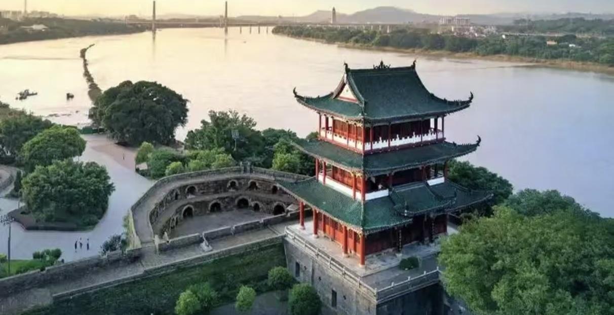 。八境台飞檐映水，郁孤台烟柳含情 。
江岸绿廊绵延，新城霓虹与古阁剪影叠映，风过