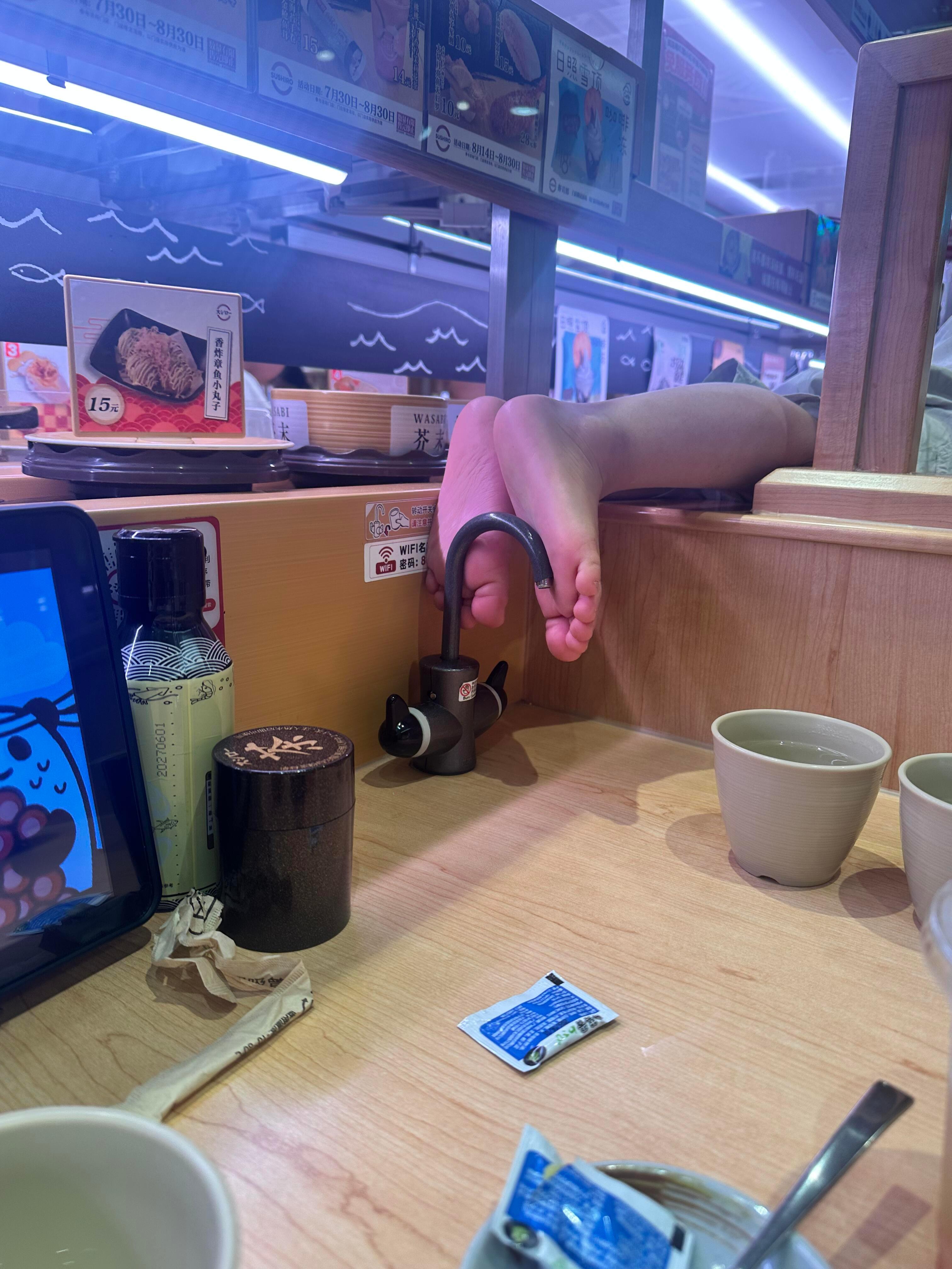 一个很喜欢吃日料的人轻轻的碎了……我想知道这孩子是自己给自己做成寿司然后家长给他