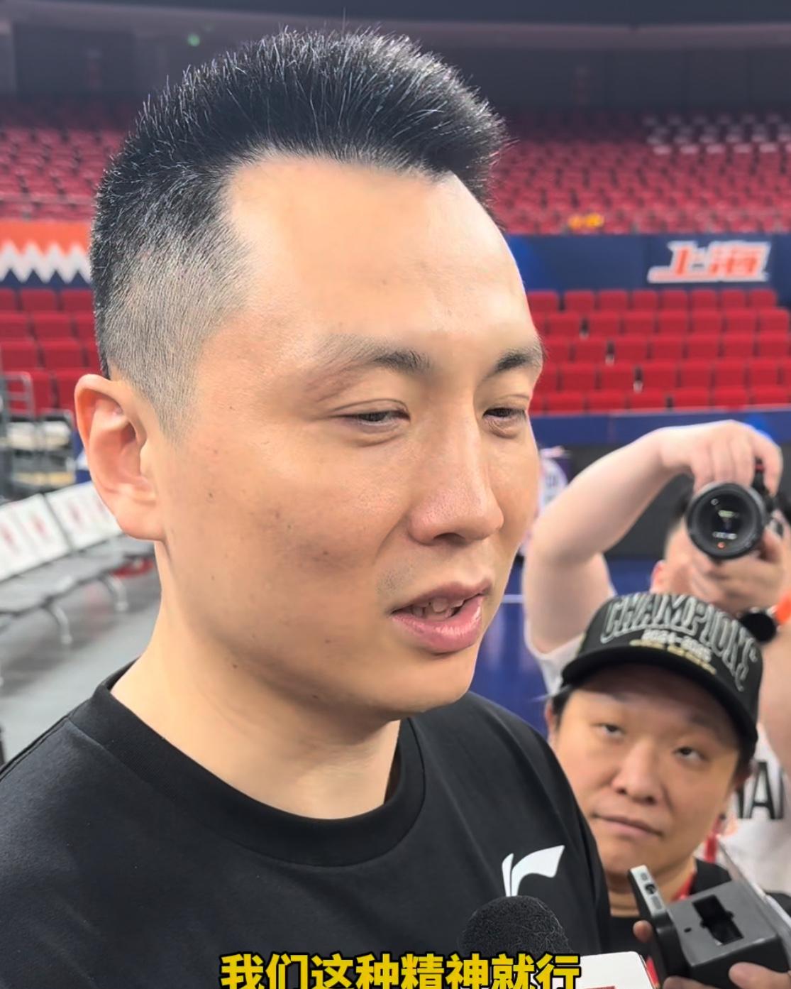总决赛G2比赛今晚开启，主教练卢伟说，形势非常困难，洛夫顿能否登场还得要看其个人