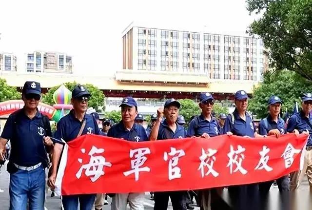 国民党那边，出了件怪事。

前脚刚下令，把"黄复兴"这个最铁杆的军系支部给解散了