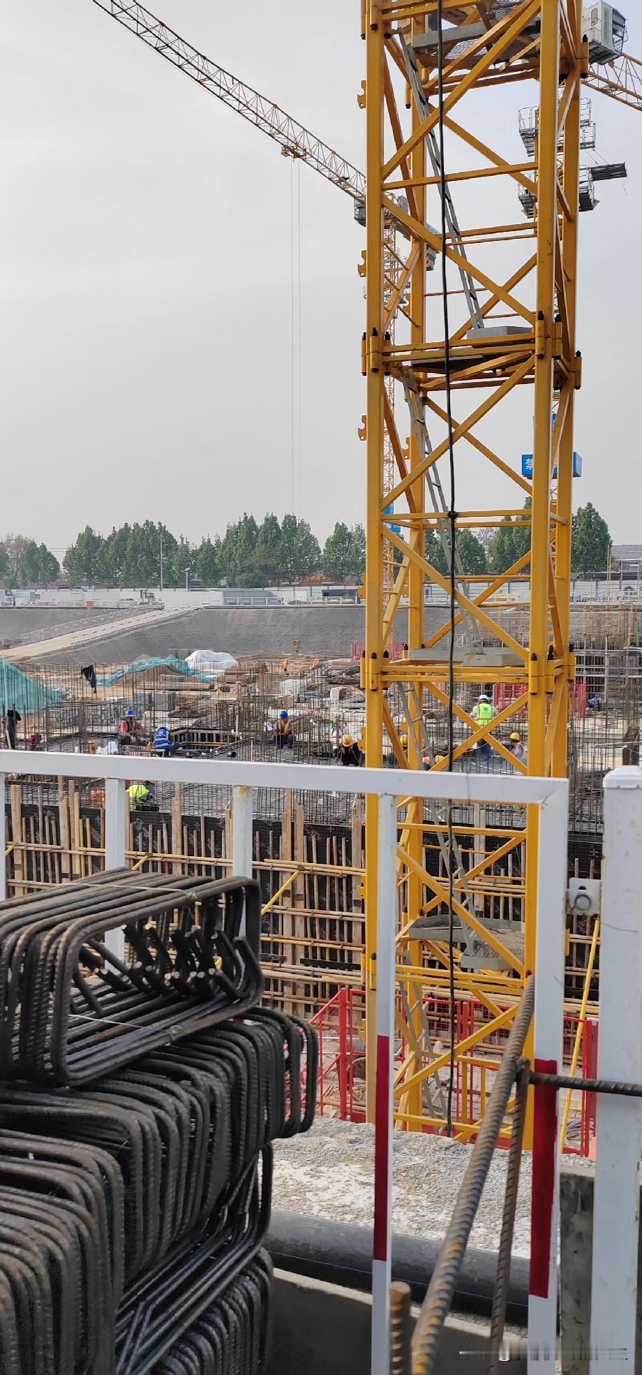 在工地上干活，就是图的干活畅快顺心。如果干活不畅快，和工友之间经常闹别扭，老板一