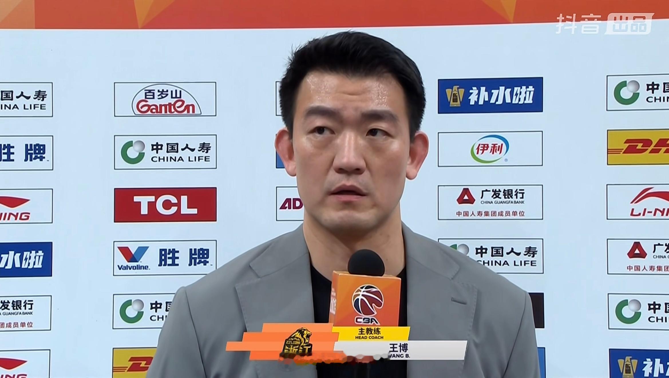 深圳男篮危！小孩哥史密斯不打，李慕豪受伤，球队一下就没有战斗力了，再加上深圳男篮