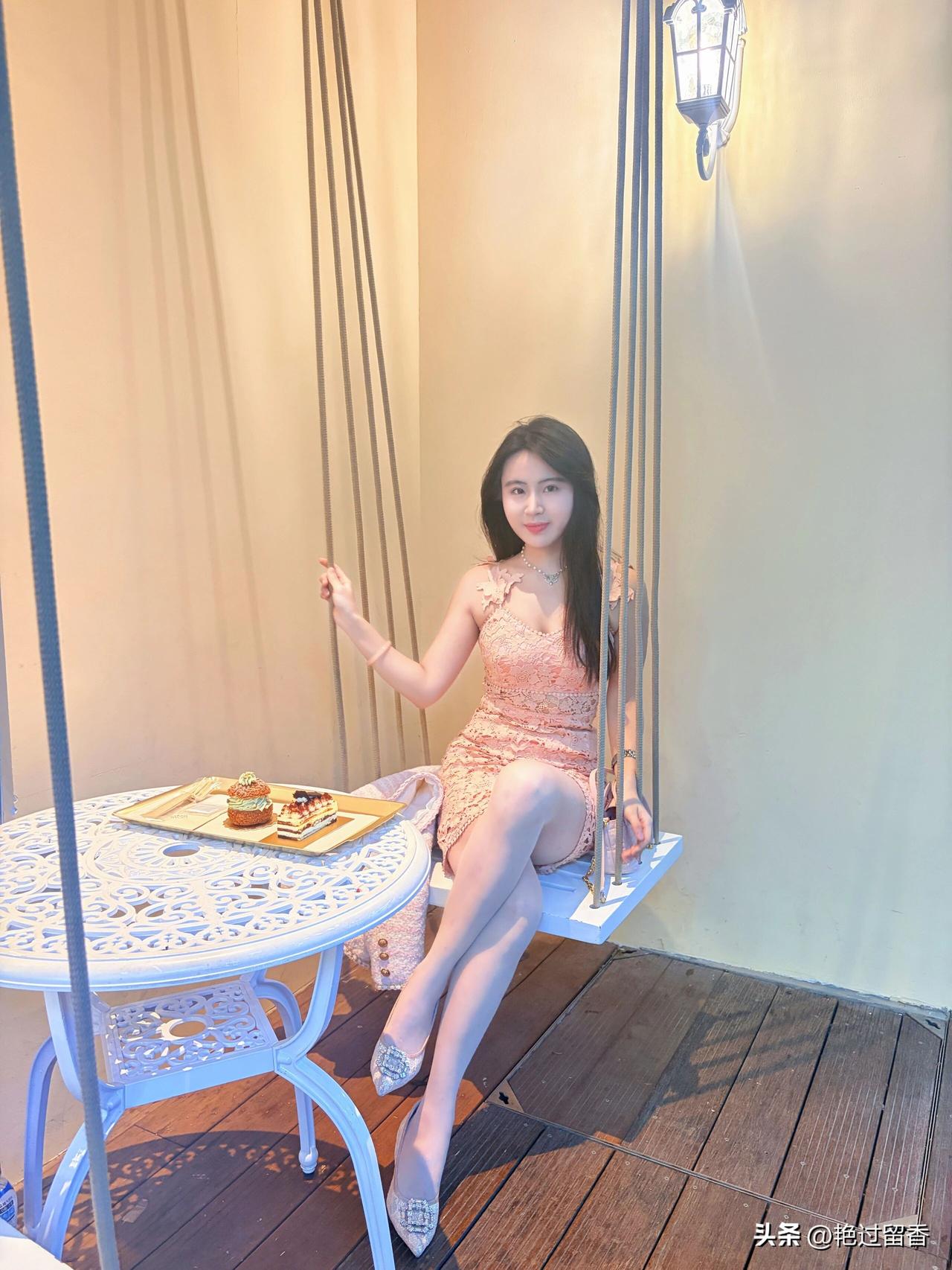 优雅下午茶时光，甜美粉裙与精致甜点相得益彰。