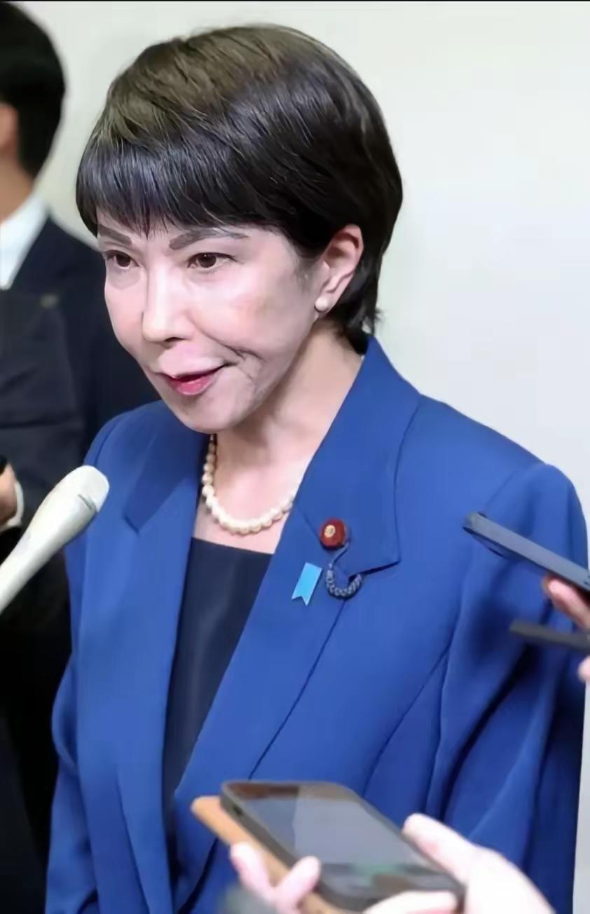 现在谁都不服，就服日本政客高市早苗！上台没几天，硬生生把四个邻国全

得罪遍，这