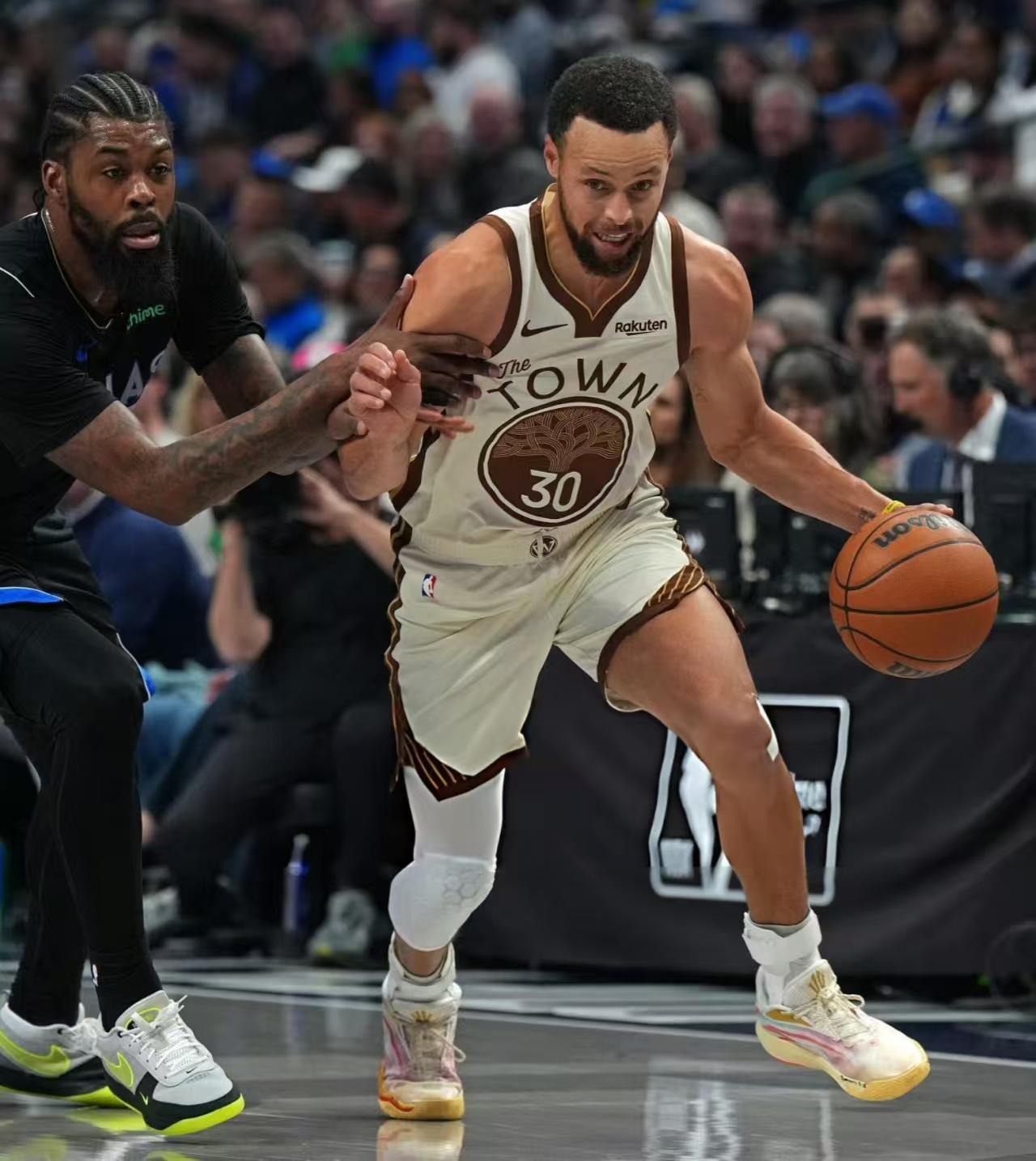 勇士不敌独行侠遭遇两连败，没有巴特勒，看看谁在裸泳。
巴特勒赛季报销，勇士基本上