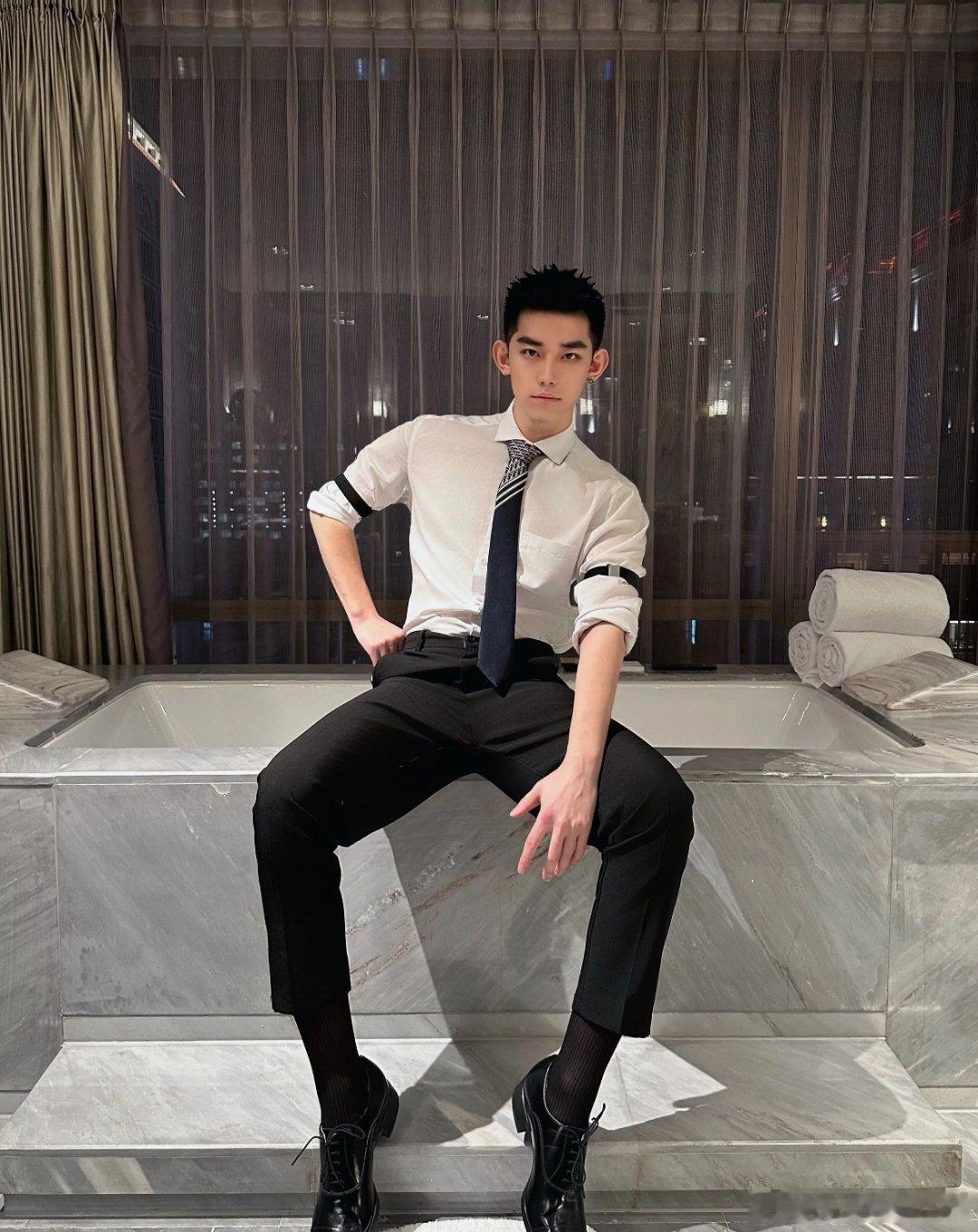 这么隐晦的暗恋方式男生原来可以如此的秀气可爱，西装男生居然也能如此精致。 