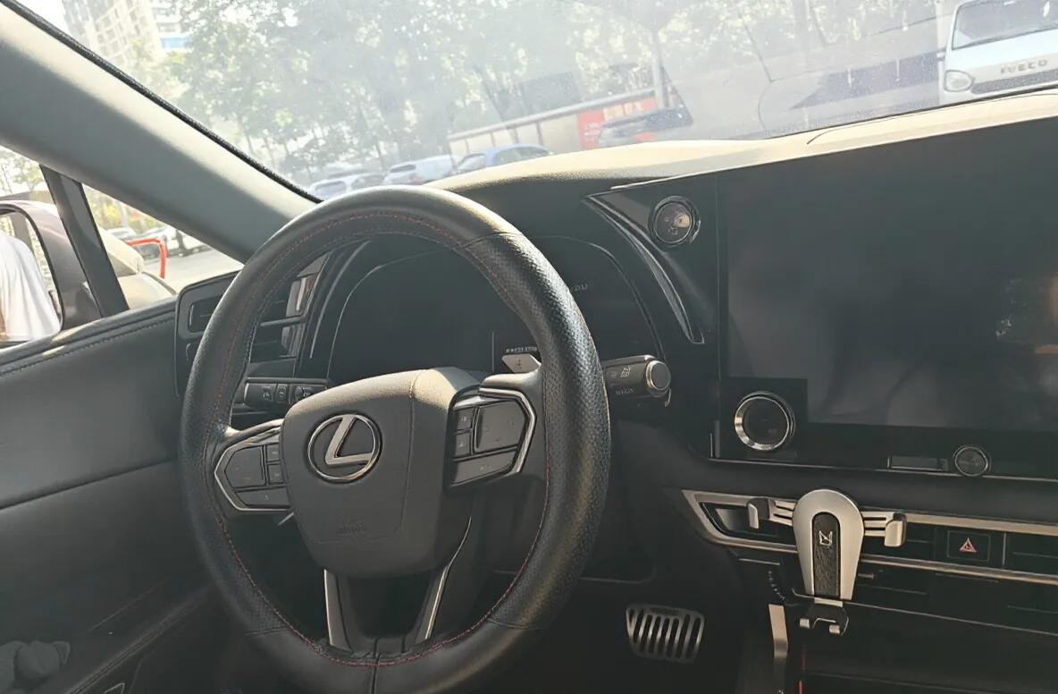 战友老猫前天晚上来了以后，昨天三餐都是老猫做的，他还保持当兵时候的习惯，早上到点