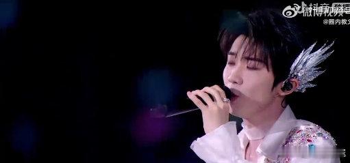 马嘉祺solo好稳马嘉祺《看的最远的地方》舞台封神！扎实稳定的solo演唱，极具