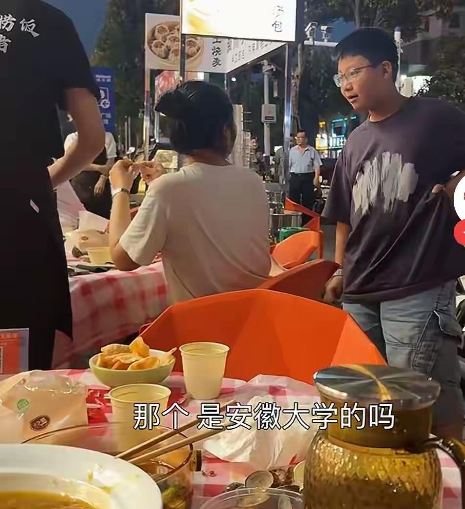 烧烤摊意外重逢失联十几年老同学，缘分真的太奇妙。

5月23日晚，山东烟台的孙女