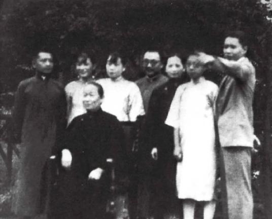 宋氏三姐妹的母亲倪桂珍书读的好，针线活不行，她却希望女儿们精通这门技艺。

19