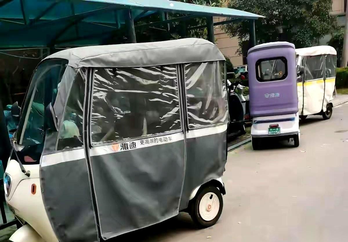 我感觉我这半辈子，可能都活错了。
真的，就在刚才，我开着我那个月供还没还完的车，