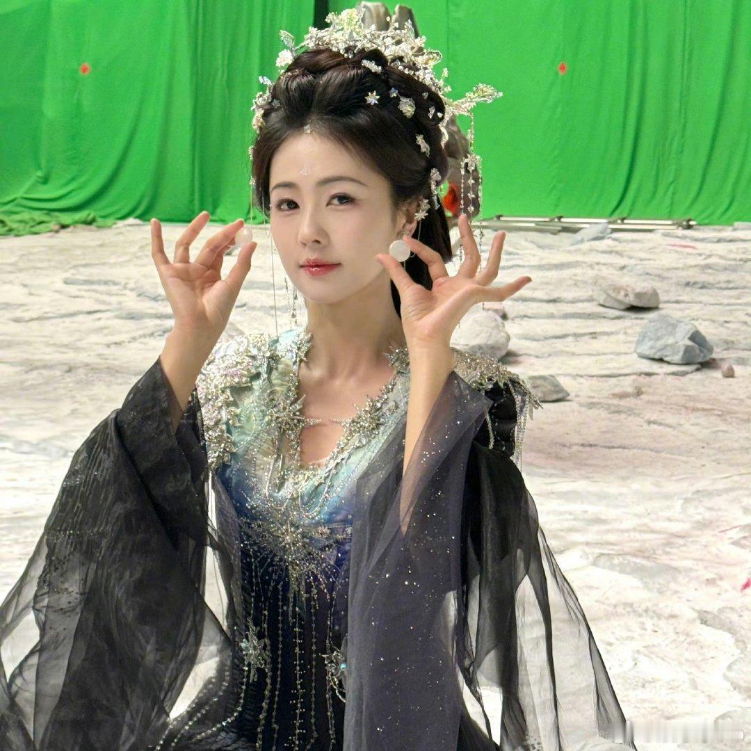 #白鹿晒星月彩色裙摆#星月的彩色裙摆绝美[抱一抱][抱一抱] ​​​
