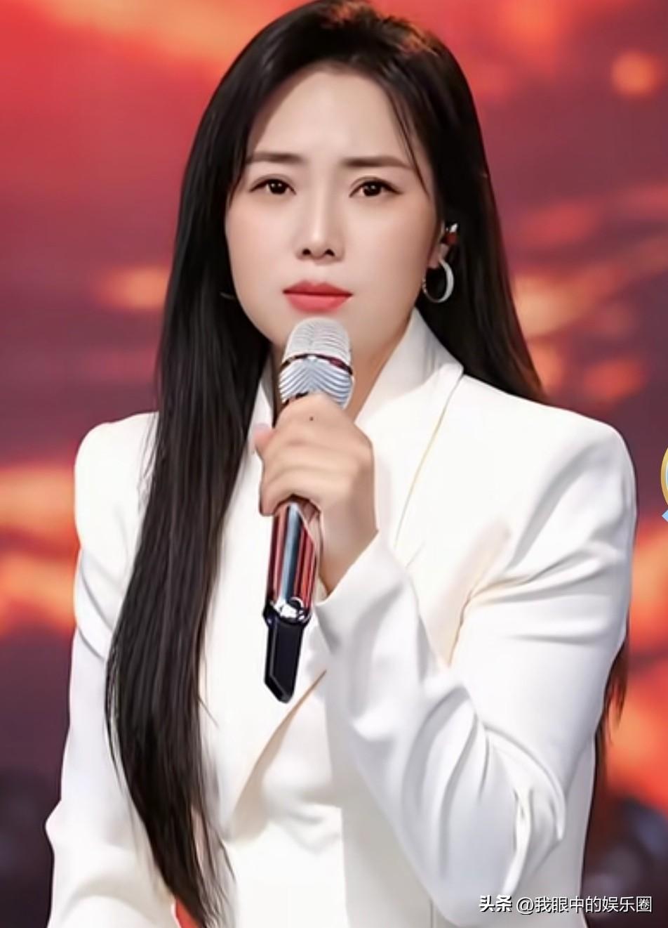 有感于云朵发飙

刚刚刷到歌手云朵直播间怒怼黑粉的短视频，感觉她真的气坏了。
