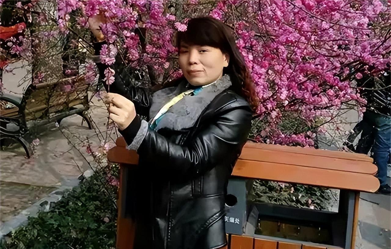 李瑞英退休后的生活，衣着朴素似普通家庭妇女，虽然李瑞英年纪增长了，但是变化不大。
