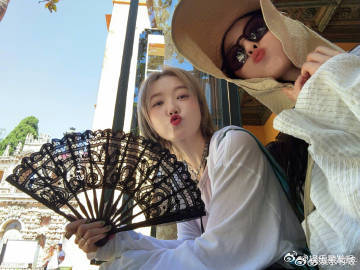 刘诗诗私下嘟嘴比耶都来的 原来刘诗诗私下这么可爱！被好友晒出的合照甜到，在熟悉的