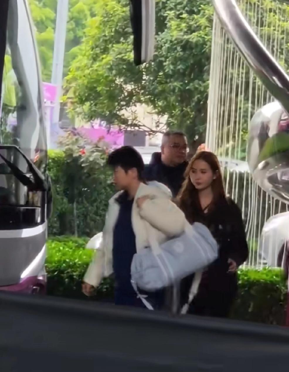 结束了重庆的比赛，
国乒启程前往成都，
即将要在成都封训，
为即将到来的世界杯做