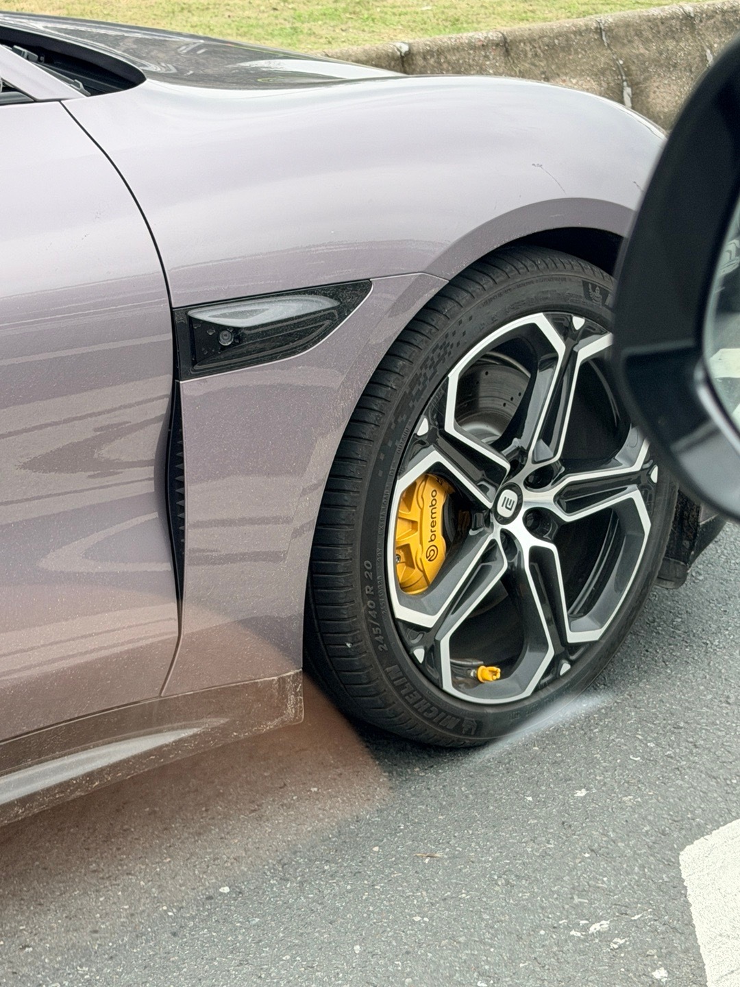 路上猛然发现小米的“mi”logo转到这个角度还挺像“心”字雷总真是有巧思各位m