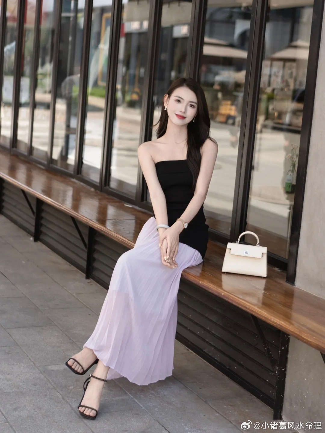 属龙人在2026年里想避免破财，要避免冲动消费，尤其是在面临各种大规模的支出时，