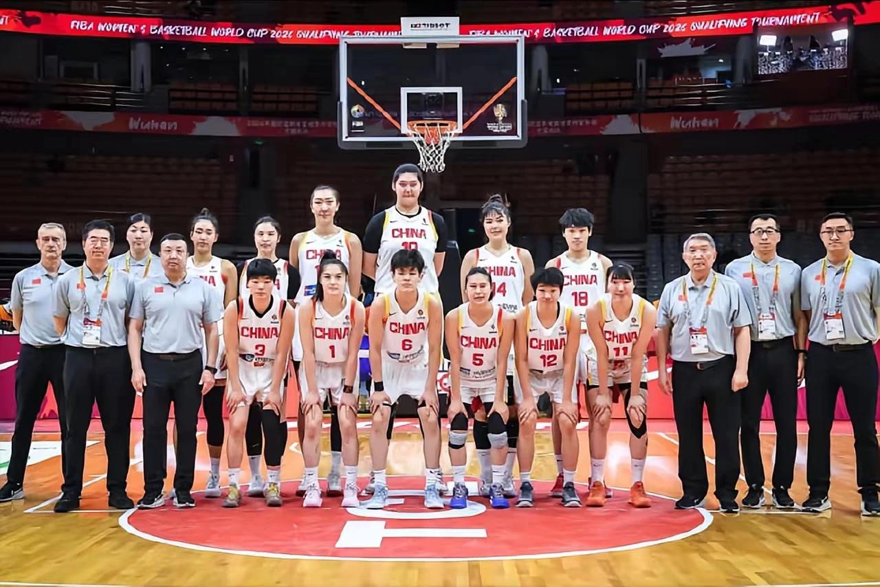 中国女篮对阵强敌比利时的比赛，就是在警告中国篮协必须抓紧时间，立即建立起两套攻防