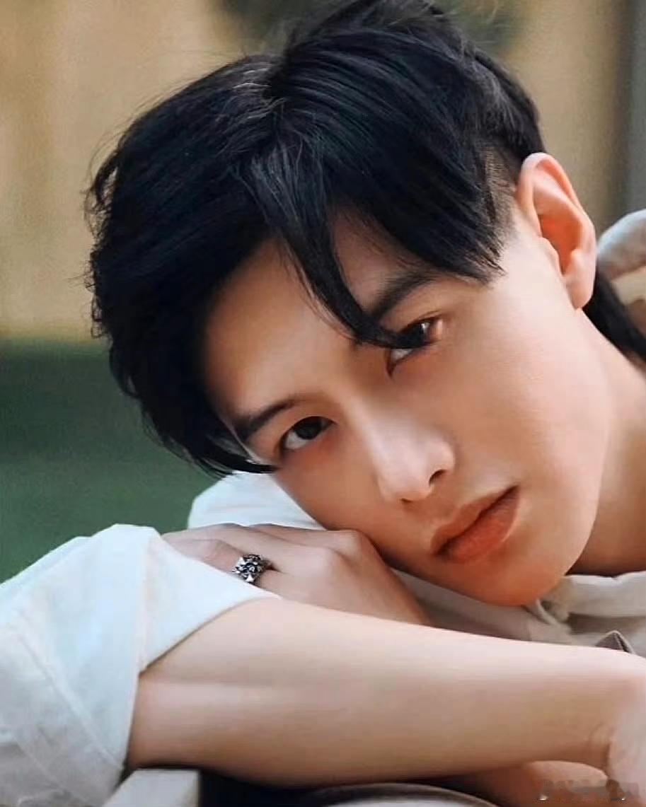 好久没发何大帅哥的靓照了，分享一波！

最近何大帅哥准备演唱新歌曲了！12月26