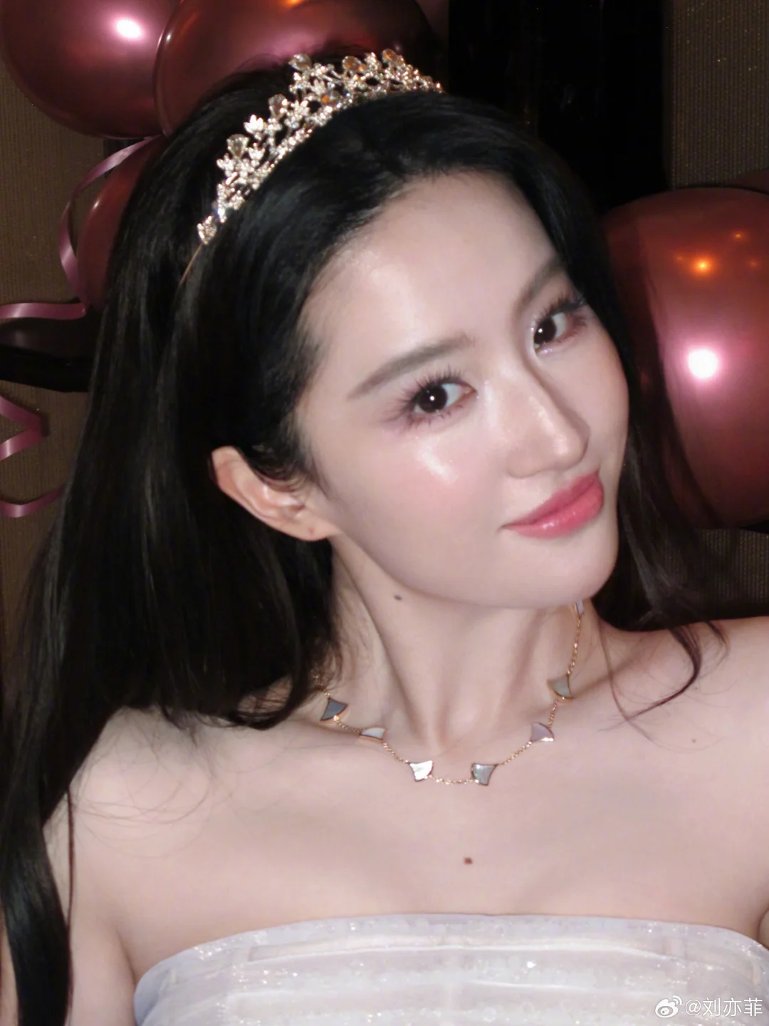 刚刚 刘亦菲发来了生日庆生照～好美
