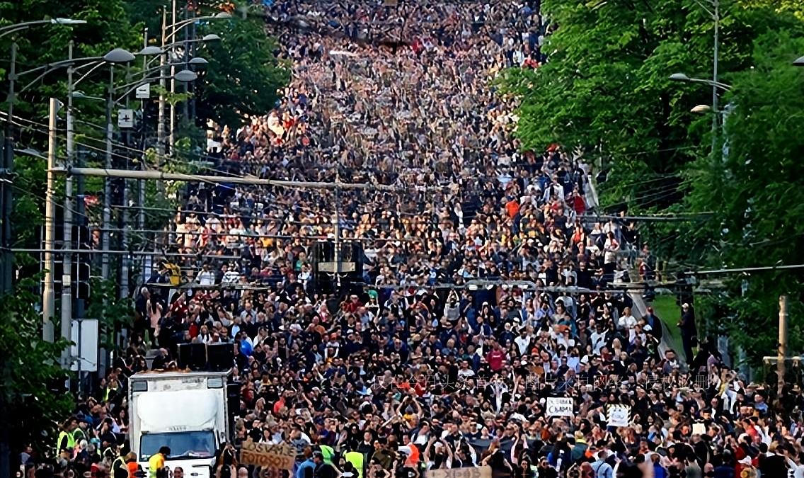 塞尔维亚风云变幻，提前选举要来了
周末抗议太厉害了，人山人海的，要求提前选举，这