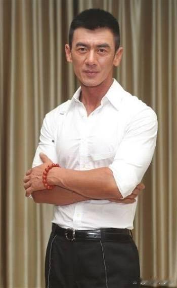 2004年，任天野接到继母电话。她怀了父亲的孩子，父亲让她打掉。
电话那头的声音