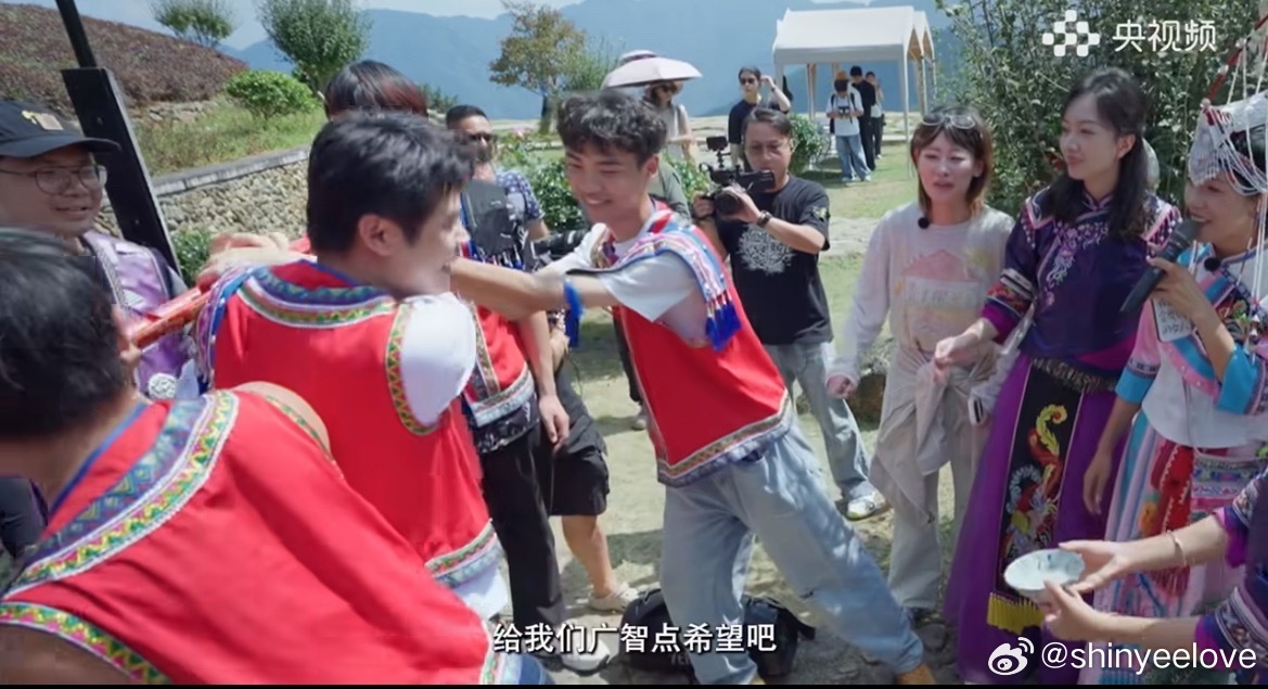 何广智当畲族新郎上头了何广智当畲族新郎上头了！从脱口秀舞台到畲族婚嫁，他穿上凤凰