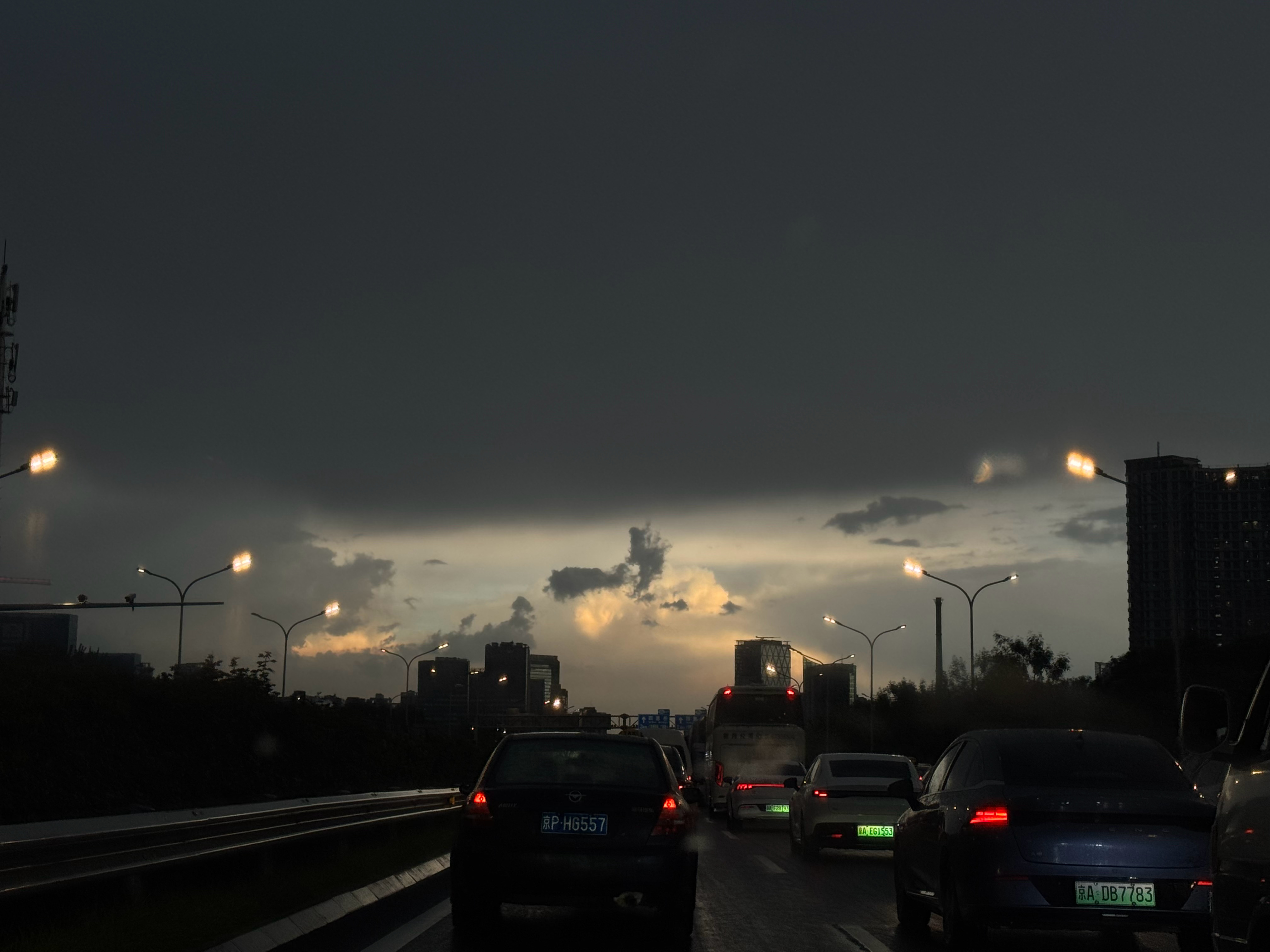 今日份暴风雨后的天空开着开着车突然雨停了远方的天空好看到离谱一瞬间忘记自己置身于