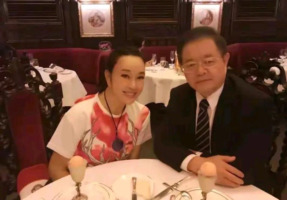 刘晓庆那么多岁数了，为老不尊，婚内出轨，有什么可追捧的。
自己做了出格的事，不以