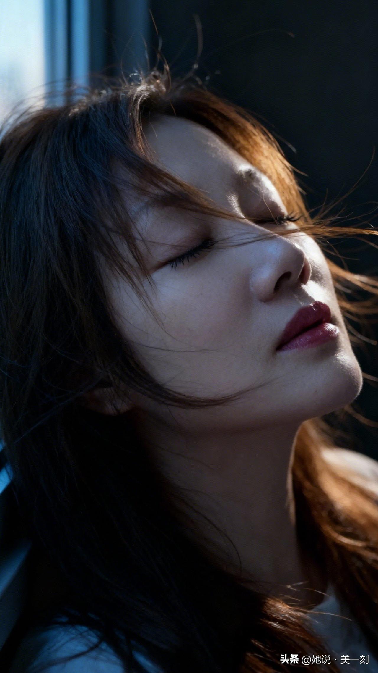 闭眼享受阳光，宁静的午后时光。38岁大龄单身小姐姐该何去何从