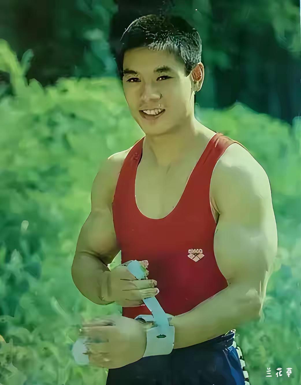 曾经那么亮眼的菁菁少年，现已成为脸上刻满皱纹的垂暮老人。
时光啊！匆匆，太匆匆。