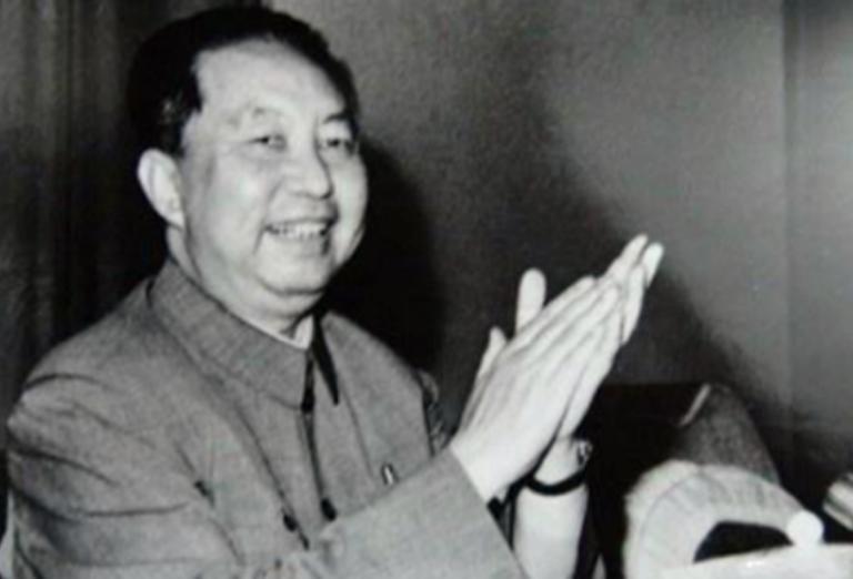 70年代华国锋为何未能出席母亲葬礼？面对记者追问，他用两个字表达了内心无奈

1