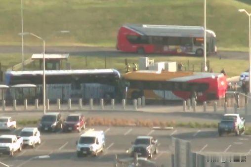 难道这是五角大楼官员想出来的新的熊招？
昨天五角大楼外面的停车场上两辆公交车以非