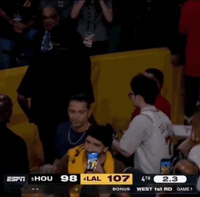 杜兰特在比赛结束前就提前离开了……

他气炸了 😭